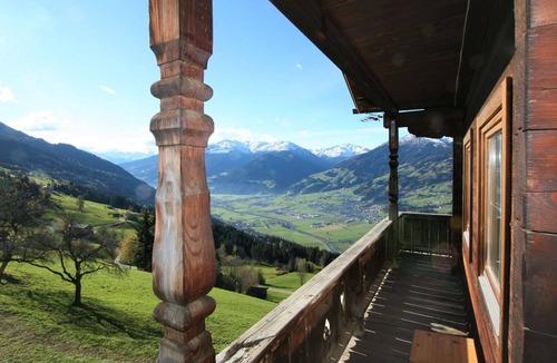 Holdernach Villa | Cosy apartment in villa for 10 people with WIFI, TV, balcony and pets allowed