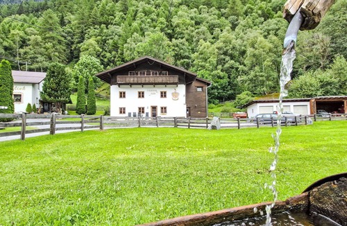 Laengenfeld Apartment | Cosy apartment for 8 people with pool, WIFI, TV, terrace and pets allowed