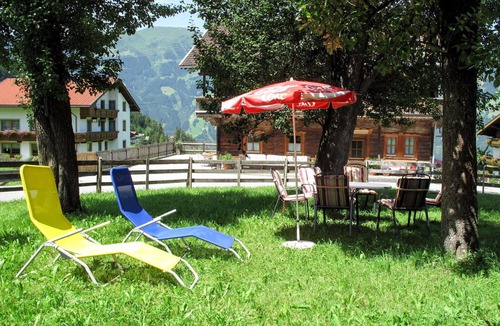 Hainzenberg Villa | Cosy apartment in villa for 12 guests with WIFI, TV, patio and panoramic view