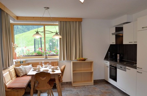 Sankt Anton am Arlberg Villa | Cosy apartment in villa for 5 guests with WIFI, TV and pets allowed