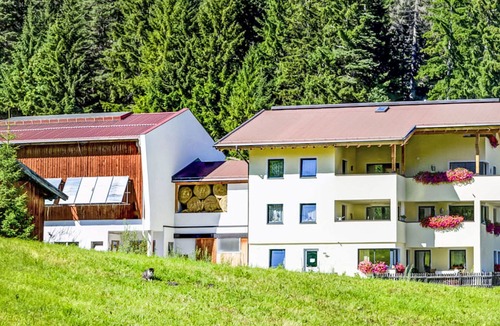Sankt Anton am Arlberg Villa | Cosy apartment in villa for 5 guests with WIFI, TV and pets allowed