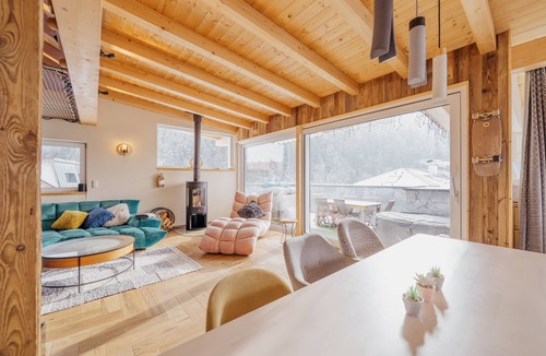 Medraz Apartment | Das Mountain Getaway - Luxury Penthouse with Views & Rooftop Terrace. Indulge!