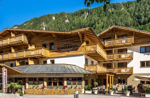Ried im Oberinntal House | Doppelzimmer Löwnzahn - Hotel Riederhof Gmbh & Co KG