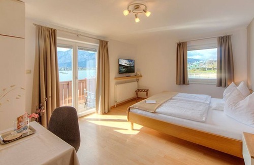 Mondsee Bed & Breakfast | Double room with balcony Schafberg - Seepension Hemetsberger