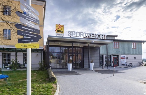Fuerstenfeld House | Dreibettzimmer, Dusche, WC - Jufa Hotel Fürstenfeld