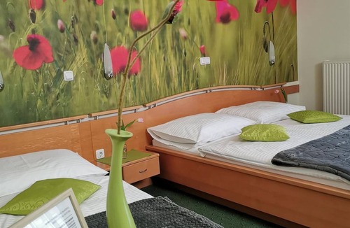 Feldbach Bed & Breakfast | Dreibettzimmer Mohnblume mit Großer Terrasse - Hotel & Wirtshaus Hödl-kaplan