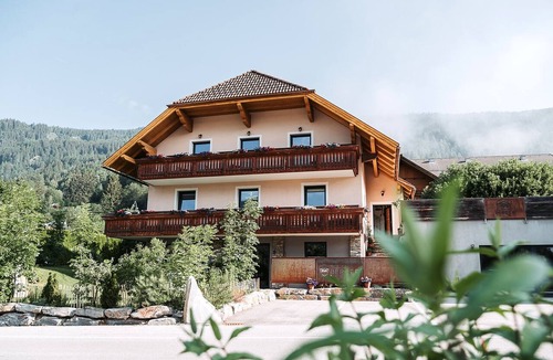 Sankt Michael im Lungau Apartment | Familienlodge Berger – apartment Bergalm with garden, Stube, and three private bathrooms