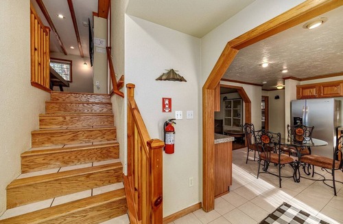 Sierra Tract Cabin | Family Cabin in South Lake Tahoe California Hot Tub Near Trails