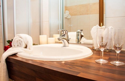 Riezlern Hotel | Family room, 2 rooms with balcony - Haller's Posthotel