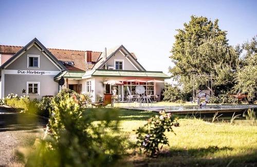 Loipersdorf bei Fuerstenfeld Bed & Breakfast | Family room, bathroom, WC, garden side - Die Herberge