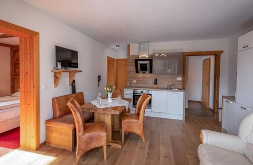 Rossleithen House | Ferienwohnung, Bad, WC, Küche, Balkon - Ferienhotel Gut Enghagen
