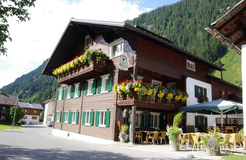 Partenen House | Gasthof zum Guten Tropfen