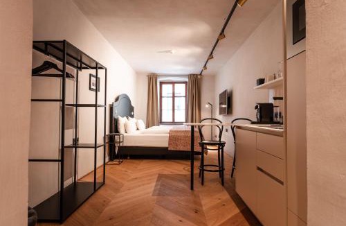 Innsbruck City Centre Apartment | H5 Grauer Bär Studios & More