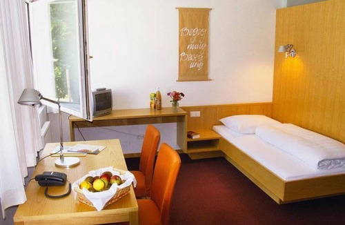 Innsbruck City Centre Bed & Breakfast | Haus der Begegnung - Room with shower, WC