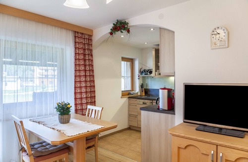 Weidach Apartment | Holiday Apartment "Sonnenschein Suite" with Mountain View, Shared Garden & Wi-Fi