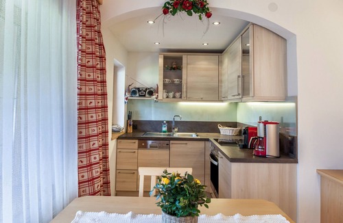 Weidach Apartment | Holiday Apartment "Sonnenschein Suite" with Mountain View, Shared Garden & Wi-Fi
