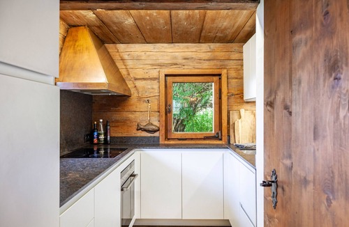 Finsing House | Holiday Home 'Altes Totschenhäusl Am Ziller' with Mountain View, Private Garden and Wi-Fi
