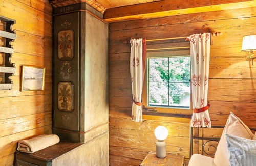 Finsing House | Holiday Home 'Altes Totschenhäusl Am Ziller' with Mountain View, Private Garden and Wi-Fi