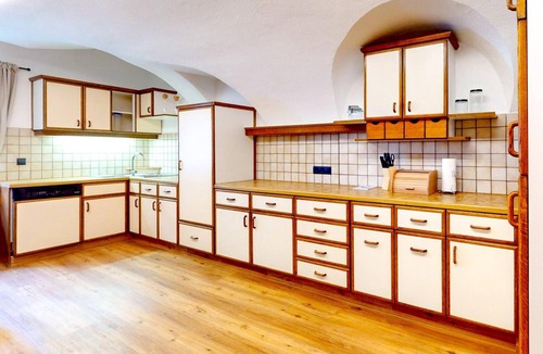 Oetz House | Holiday Home 'Apart Hennewinkl' with Mountain View, Balcony & Wi-Fi