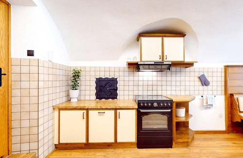 Oetz House | Holiday Home 'Apart Hennewinkl' with Mountain View, Balcony & Wi-Fi