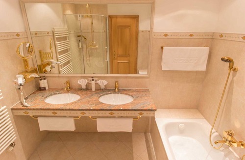 Lech am Arlberg Hotel | Karhorn Suite with Balcony - Hotel Kristberg