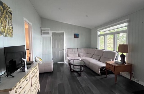 Wellington Cottage | LAKEFRONT COTTAGE #6 -Close to Sandbanks - LAKE CONSECON RESORT