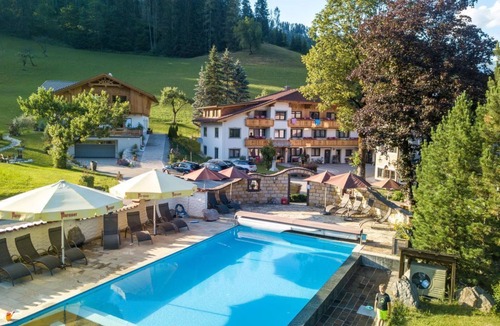 Rossleithen Apartment | Large family room with shower, bath, toilet - Ferienhotel Gut Enghagen