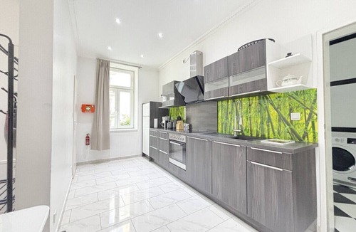 Favoriten Apartment | LIV:ON 3 Bedrooms, TV, Fully Equipped Kitchen