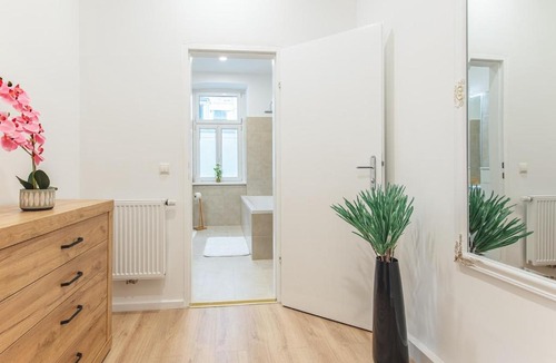 Funfhaus Apartment | Modern Apartment - 11 minutes to city center