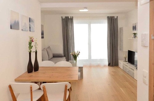 Muhlbachl Apartment | Modern Holiday Apartment "Serles" with Wi-Fi, Garden and Terrace