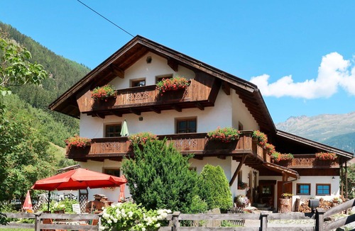 Feichten Villa | Nice apartment in villa for 4 people with WIFI, TV, patio and pets allowed