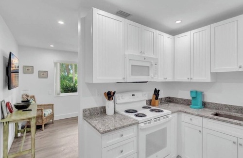 Central Beach House | Peaceful 2-bedroom Bungalow with AC in Sunny Vero Beach Steps to the Ocean