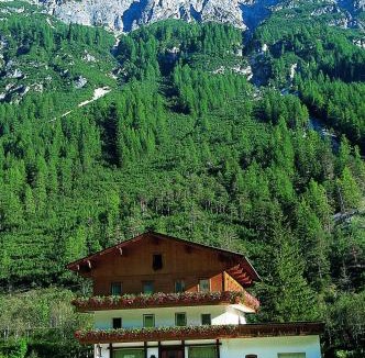 Gschnitz House | Pension Nina & Gasthof Alpenrose