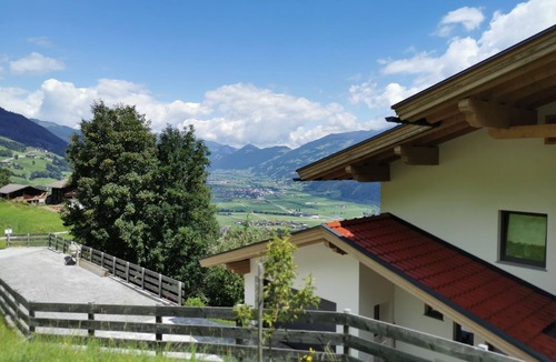 Emberg Apartment | Private garden with barbecue, swing, game house and trampoline