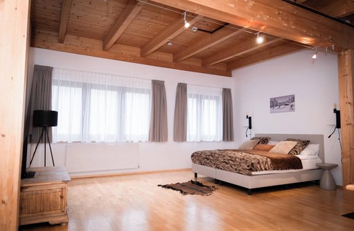 Leutasch Hotel | Relax in the Premium Room of Leutasch Retreat: extra space, bath and shower, ideal for active summers and winters in Tyrol.