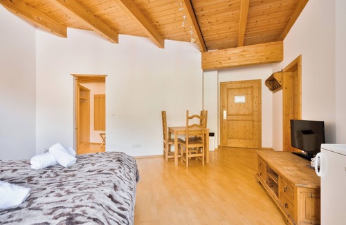 Leutasch Hotel | Relax in the Premium Room of Leutasch Retreat: extra space, bath and shower, ideal for active summers and winters in Tyrol.