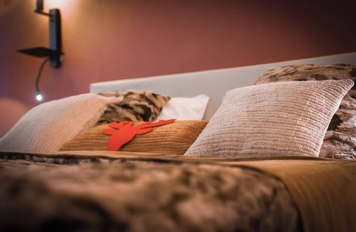 Leutasch Hotel | Relax in the Premium Room of Leutasch Retreat: extra space, bath and shower, ideal for active summers and winters in Tyrol.