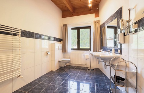 Leutasch Hotel | Relax in the Premium Room of Leutasch Retreat: extra space, bath and shower, ideal for active summers and winters in Tyrol.