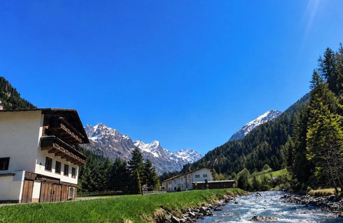 Sankt Leonhard im Pitztal Apartment | Rustic Pitztal alpine house by the stream with large balcony and garage