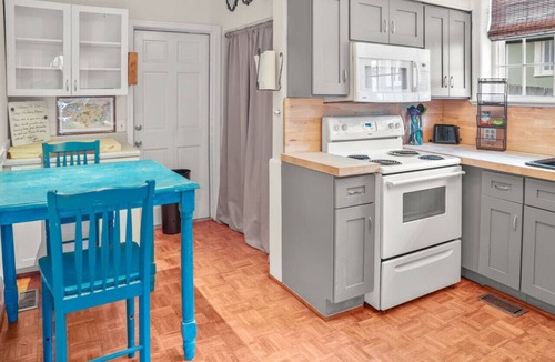Shandon House | Simplicity on Sims | 3BR 1BA | Downtown