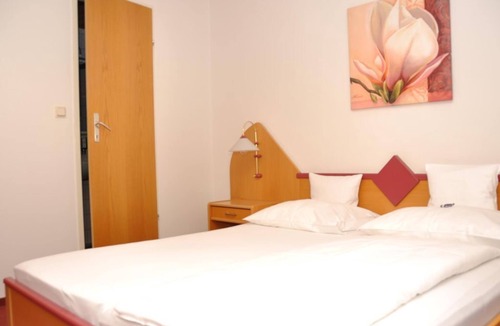 Bad Waltersdorf House | Single room economy | 1 night | half board - Hotel-Restaurant Teuschler-Mogg