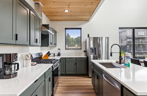 Sevierville Cabin | Sleek 4BR Cabin with Hot Tub, Theater & Arcade | Golf & Waterpark Nearby!