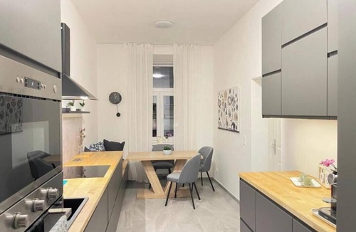 Funfhaus Apartment | Spacious 4-Bedroom Apartment Near Schönbrunn & Westbahnhof