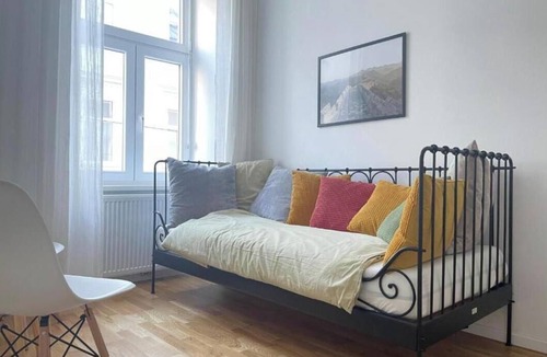 Funfhaus Apartment | Spacious 4-Bedroom Apartment Near Schönbrunn & Westbahnhof