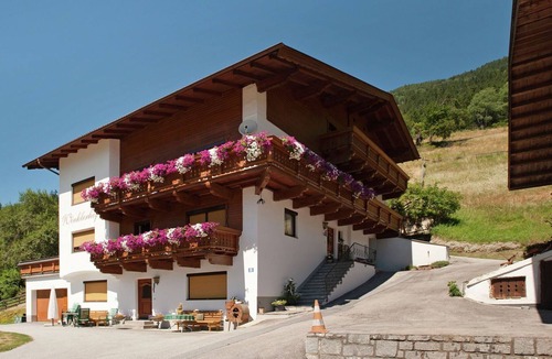 Oetz Apartment | Spacious holiday apartment in the Ötztal with mountain view