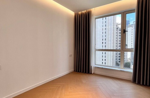 Downtown Shanghai Apartment | Spacious master bedroom equipped with a private walk-in closet near Yuyuan