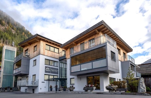 Niederthai House | Stunning private villa for 24 guests with WIFI, TV, terrace and pets allowed