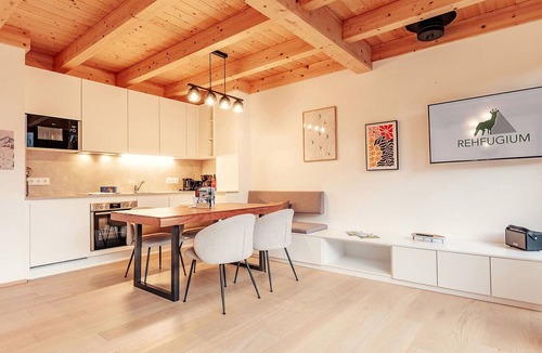 Schonberg House | Stunning private villa for 8 people with TV, terrace and pets allowed