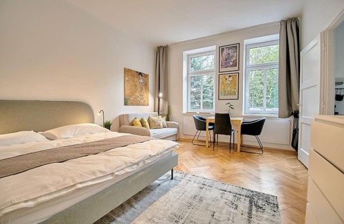 Rudolfsheim-Funfhaus Apartment | Stylish Apartment - AC included - Self Check-In - Near Schönbrunn Palace
