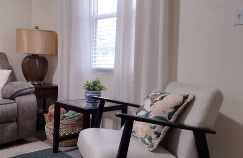Fair Oaks House | The Modern Recharging Station with a Tesla Charger, 5 miles to Truist Park.